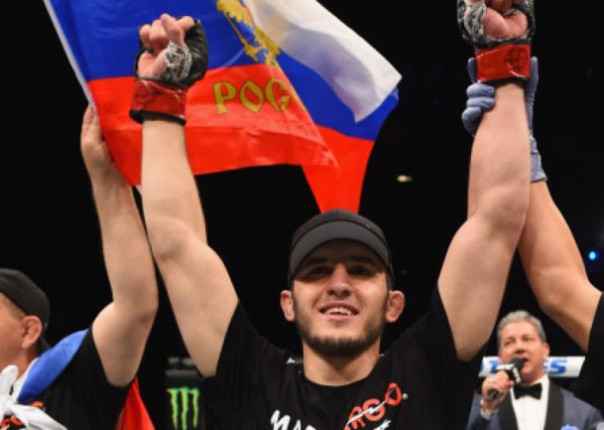 «К чёрту запреты!». Российским бойцам UFC разрешила выходить на бой с флагом страны