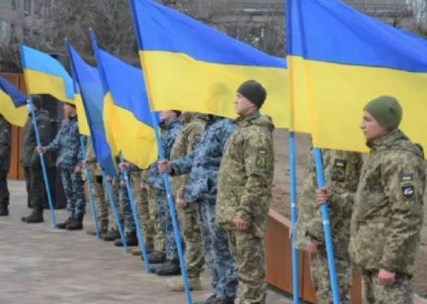 Украинцы перестают верить в единство армии и президента