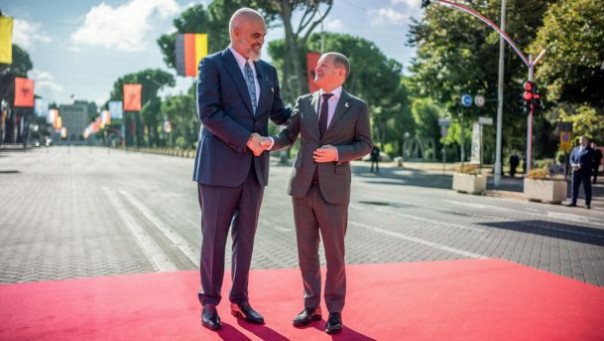 В Сети обсуждают "оплошность" Шольца на ковровой дорожке в Албании