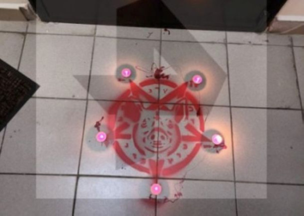 Дверь квартиры военкора Трушнина осквернили пентаграммой со свиной головой. «Художники» задержаны