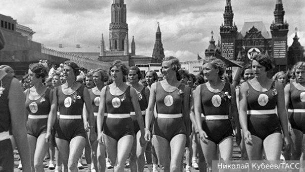 Путин поддержал идею возрождения спортивных парадов на Красной площади