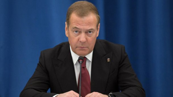 Медведев: размещение войск Британии на Украине будет объявлением войны России