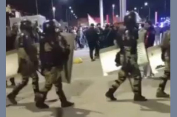 В Дагестане протестующие захватили Аэропорт, бегают по взлетной полосе в поисках евреев, нападают на полицейские машины. Прибыл ОМОН