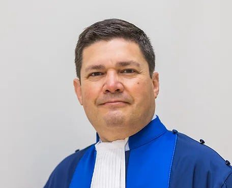 Судья МУС Серхио Херардо Угальде Годинес, выдавший ордер на арест Владимира Путина и Марии Львовой-Беловой, объявлен в розыск