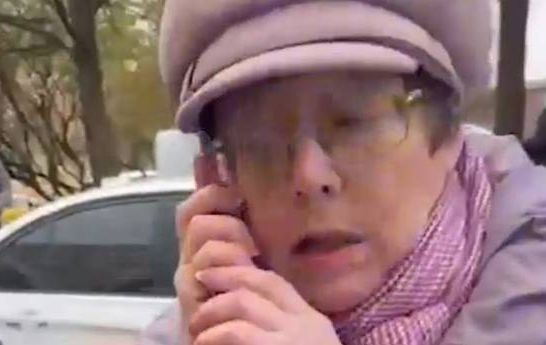 В Санкт-Петербурге задержали женщину, которая подожгла чужой фургон напротив военкомата.