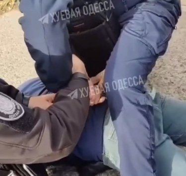 Военкомы выловили одессита и заставили извиняться за сопротивление мобилизации — он признал вину, что звал на помощь во время избиения