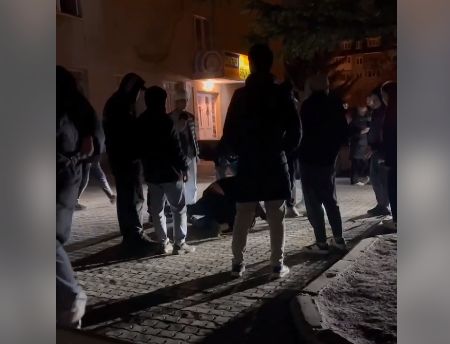 В Йошкар-Оле толпой мигрантов были избиты участник СВО, находящийся в отпуске, и его жена.