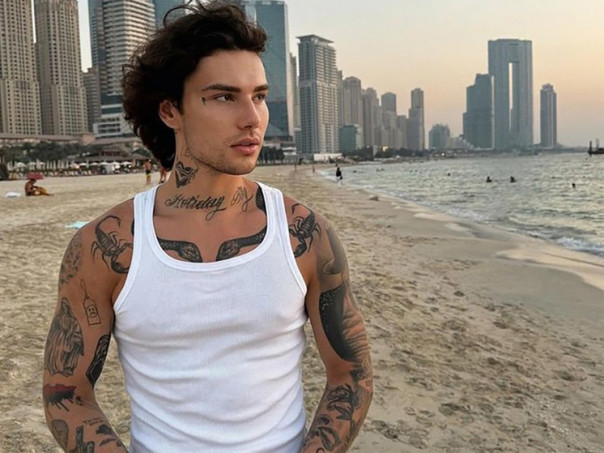 Певцу Xolidayboy вручили повестку в военкомат прямо в аэропорту