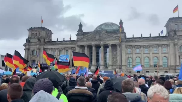 Их беда, а не наша. Зачем политики в Европе кричат "русские идут!"