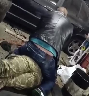 В Мукачево на Закарпатье мужик скрутил военкома... а скоро их вообще убивать начнут