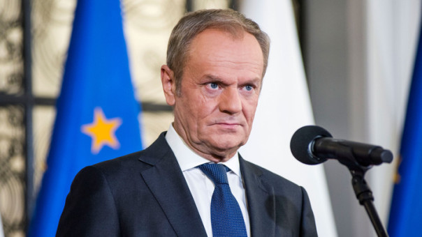 Туск подтвердил остановку поставок военной помощи США Украине