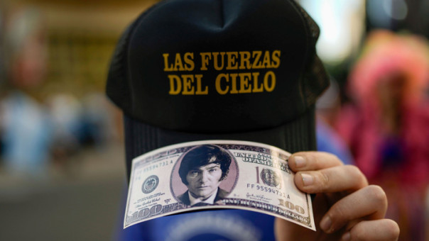 Власти Аргентины девальвировали песо на 50%