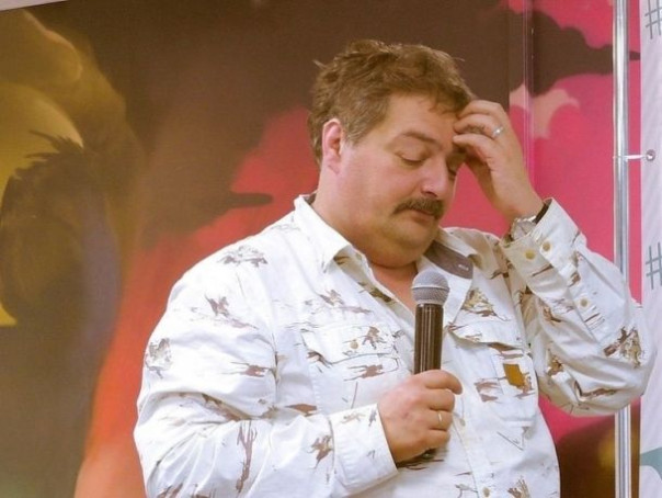 Писателя Дмитрия Быкова потребовали лишить всего российского имущества