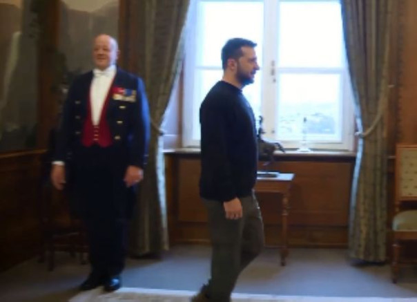 В королевском дворце Зеленский поклонился слуге-камердинеру на встрече с королем Норвегии Гаральдом V