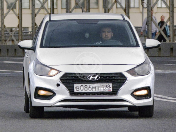 Дефицит водителей такси предложили решить с помощью мигрантов