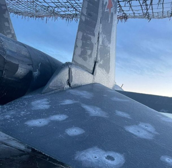 В результате ночного налета украинских дронов-камикадзе на аэродром Морозовск в Ростовской области небольшие повреждения получил один Су-34.