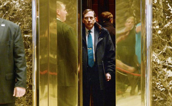 Экс-шеф ЦРУ Петреус играет в «Проект «Украина» краплёными оперативными картами