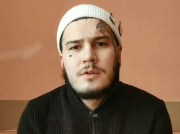 Красноярец, пытавшийся снести инсталляцию с литерой «Z» под действием водки, принес извинения и раскаялся