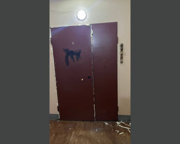 Петербургская полиция задержала злоумышленников, запенивших двери в домах, где проживают военкоры Сапоньков и Стешин