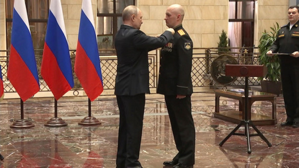 Владимир Путин награждает Героев России