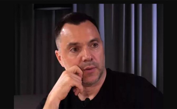 Арестович и ёлка. Фантазии и реальность. Александр Роджерс