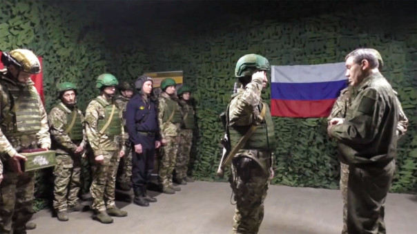 Начальник Генштаба вручил награды бойцам, освободившим Марьинку