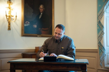 Зеленский предложил Black Rock стратегические предприятия и землю ради пакета помощи США