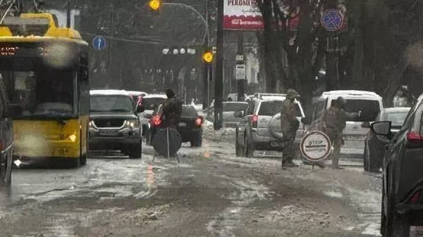 "Декоммунизированное" метро и стеклянные укрытия. Что происходит в Киеве