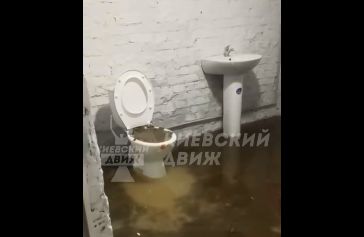 Либо под обстрелы, либо по колено в фекалиях: в Киеве затопило бомбоубежище