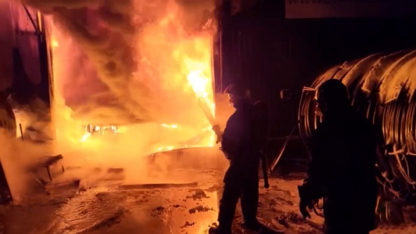 Горит крупнейший порт-терминал Ленинградской области, сообщают о звуках дронов и 2-х взрывах