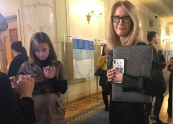 Роксолана Пидласа предлагает ввести налог на «мобилки» - бюджету нужны деньги