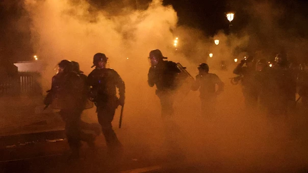 Во Франции протестующие фермеры сожгли здание таможни