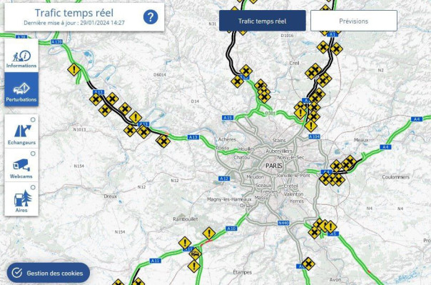 Протестующие фермеры начали блокировать шоссе вокруг Парижа