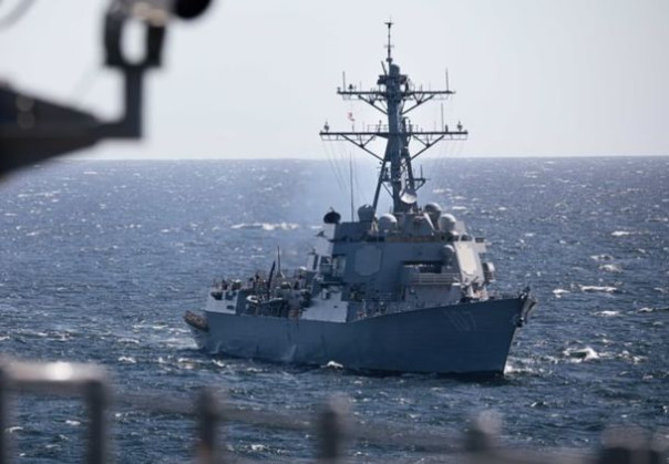 Хуситы повторно обстреляли американский эсминец в Красном море