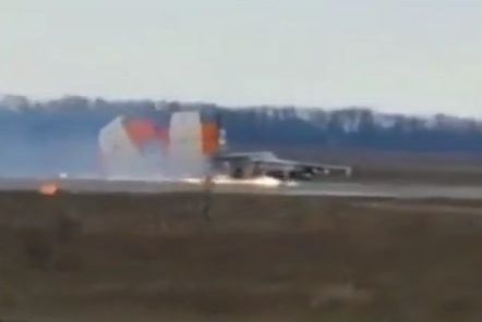 Российскому летчику удалось посадить поврежденный Су-25.