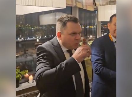 Вот это по-нашему: президент Республики Сербской по-русски обмыл орден, врученный ему Путиным, окунув его в стакан с водкой