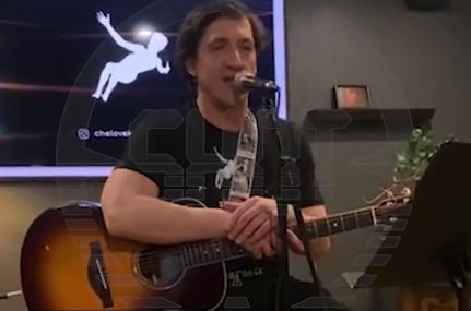 В поисках дна: Смольянинов начал зарабатывать на жизнь концертами в небольших кафешках