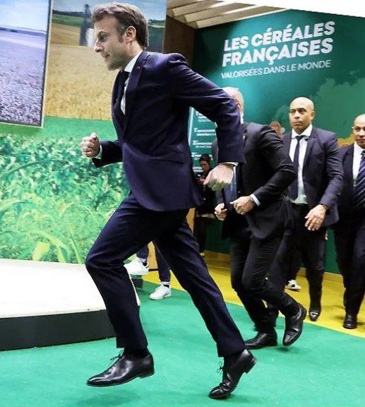 Макрон сверкнул пятками на сельскохозяйственной выставке в Париже, где недовольные протестующие фермеры прорвались через его кордон.