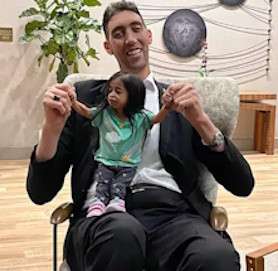 Самый длинный человек в мире встретился с самым маленьким