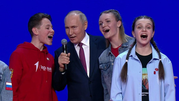Путин спел гимн вместе с "Движением первых"
