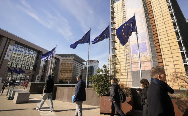 Европе неловко бросить Украину сразу, и она сливается по-тихому