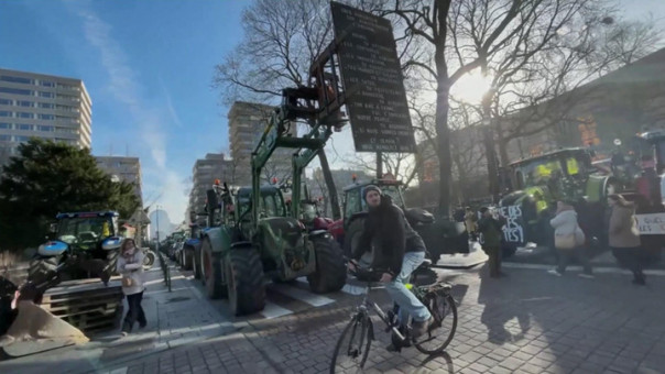 Французские фермеры растоптали флаг ЕС и осудили помощь Украине