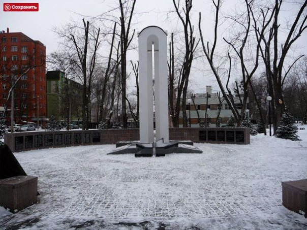 Укроактивисты продолжают вандалить в Харькове: очередной жертвой стал мемориал харьковским воинам-интернационалистам