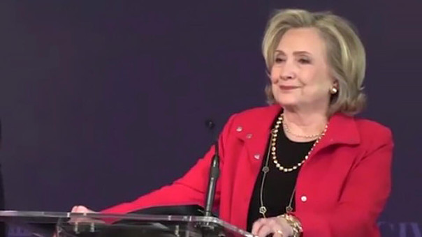 Хиллари Клинтон назвали военным преступником на ее лекции в Нью-Йорке