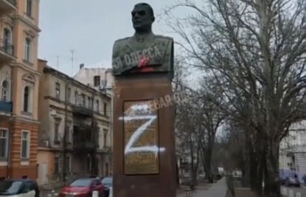 В Одессе кастрюлеголовый нарисовал литеру «Z» на монументе советскому маршалу Малиновскому, чтобы власти его поскорее снесли