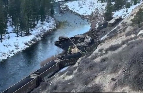В результате очередного крушения поезда в США уголь попал в реку Фезер в округе Плумас, штат Калифорния