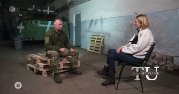 Сидя на деревянном поддоне, спотыкаясь об мову, Сырский дает свое первое интервью