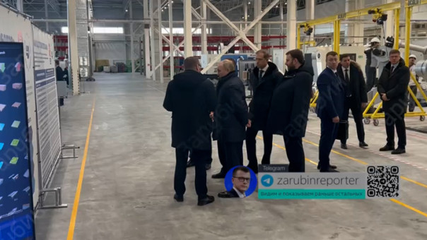 Владимиру Путину показали первое серийное производство промышленнных роботов.