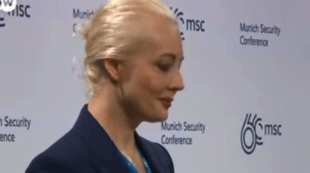 Юлия Навальная случайно проезжала мимо Мюнхенской конференции по безопасности и мощно выступила, пытаясь скрыть радость для западной пропаганды