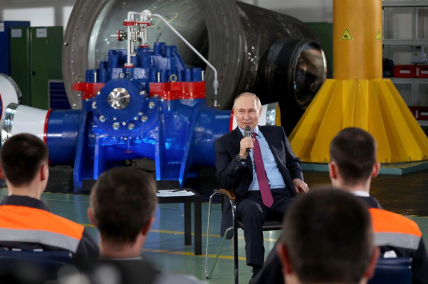 Путин о новых регионах: надо засчитать людям стаж работы на Украине